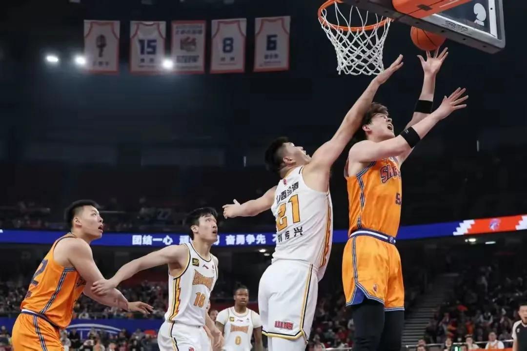 黑龙江男篮战胜对手，球员表现亮眼